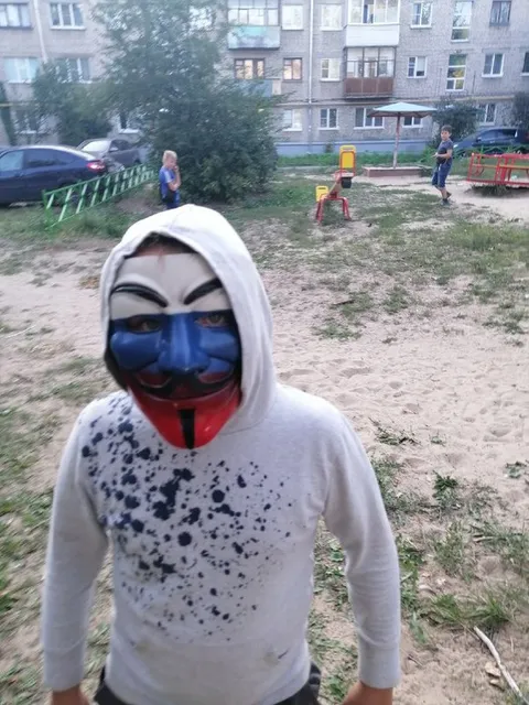Человек в маске во дворе