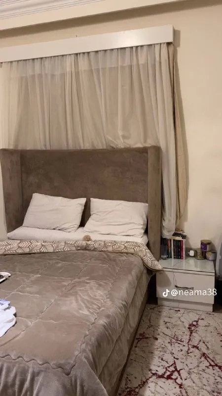 Кот прячется в постели