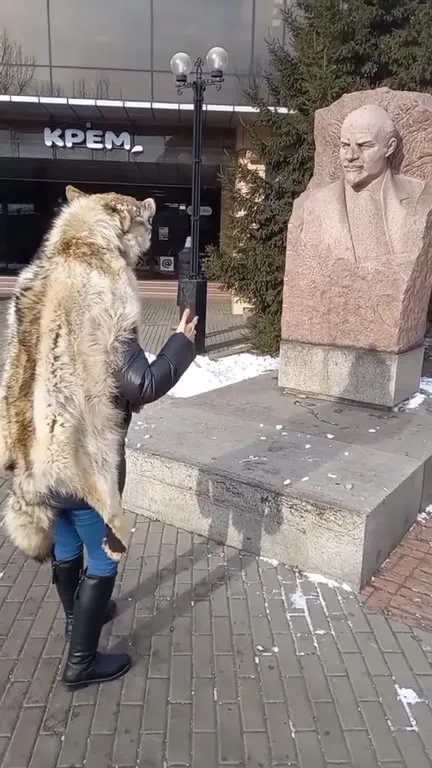Женщина в шкуре медведя