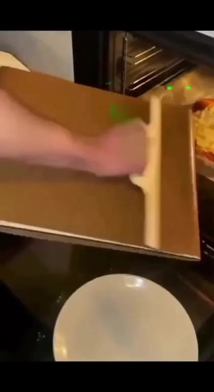 Пицца сбегает из духовки