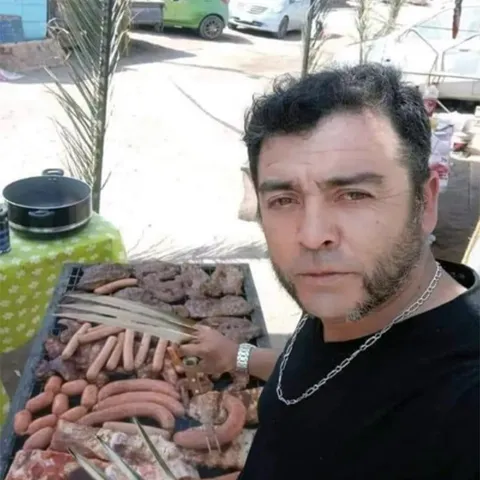 Мужчина с огромным шашлыком