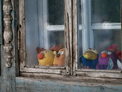 Игрушки выглядывают из окна