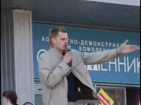 Навальный выступает у микрофона