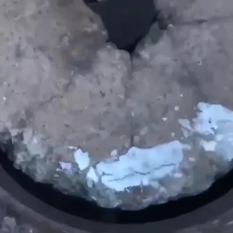 Мужчина вылезает из люка