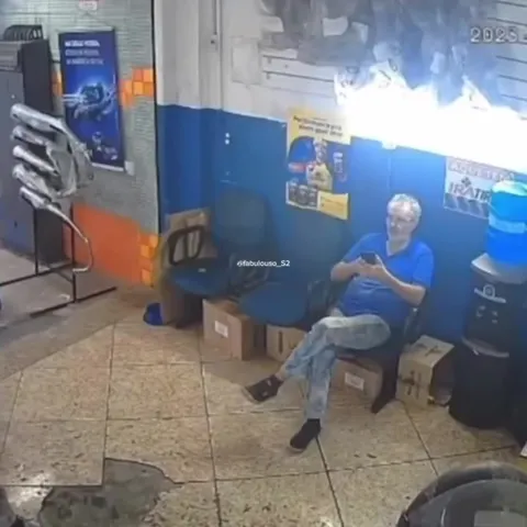 Мужчина пугается крысы в метро