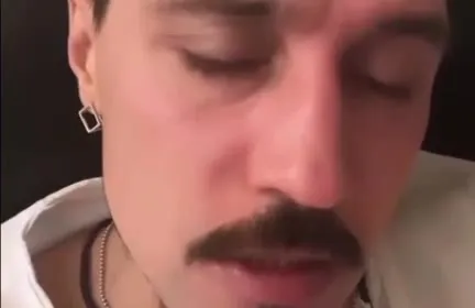 Подозрительный взгляд крупным планом
