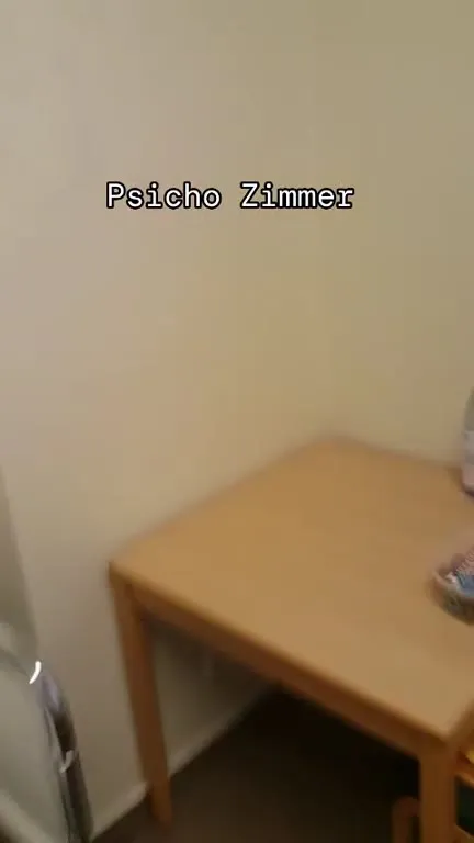 Psicho Zimmer mit Gitarre
