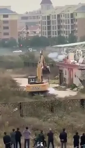 Фейерверк против экскаватора
