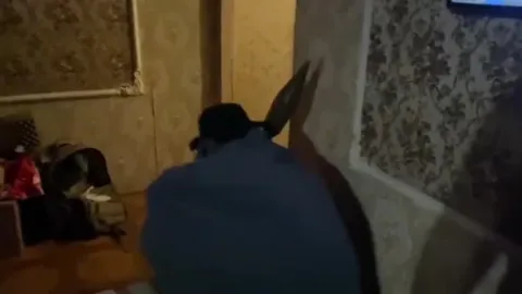 Гном крадётся по квартире