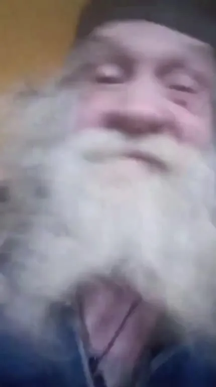 Плачущий бородатый дед