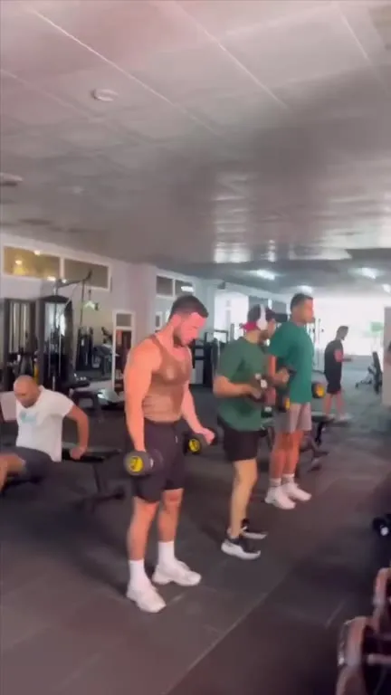 Синхронное падение в спортзале