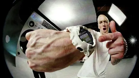 Эминем тянется к камере