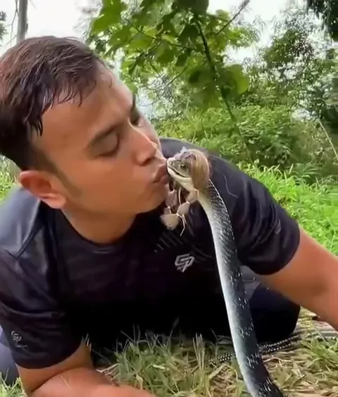 Поцелуй со змеёй