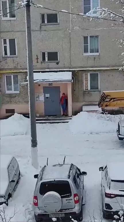 Человек-паук у подъезда