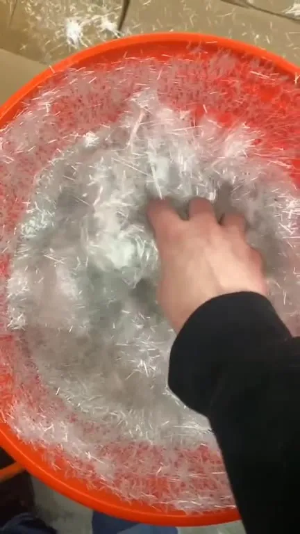 Рука в миске с наполнителем