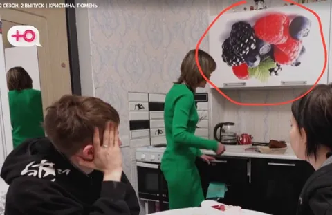 Ягодная картина на кухне