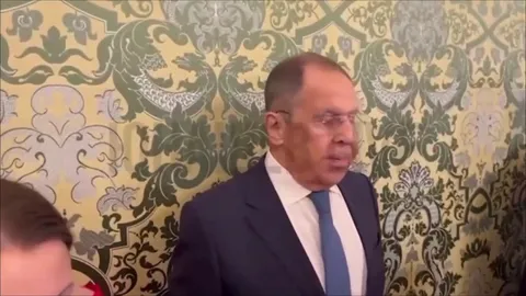Лавров вышел в офис