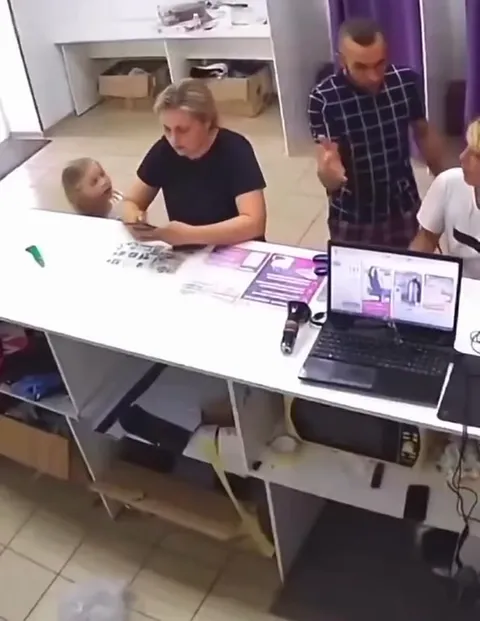 Мужчина пытается всех убедить