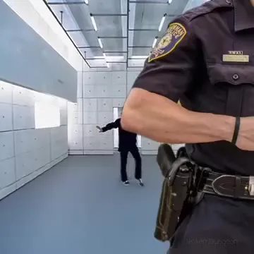 Танец за спиной полицейского