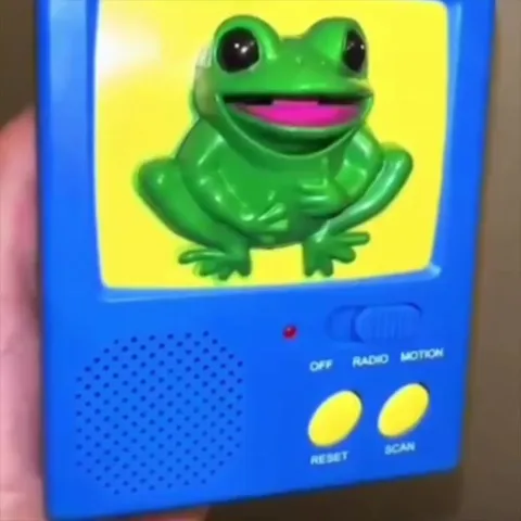 Улыбающаяся игрушечная лягушка