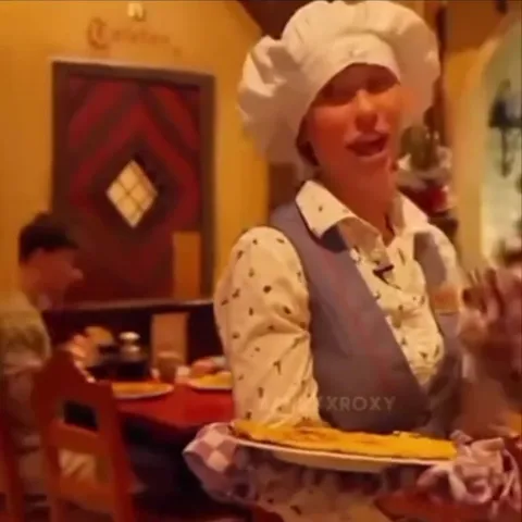 Повариха с блинами в саду