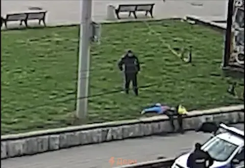 Человек будит спящего у газона