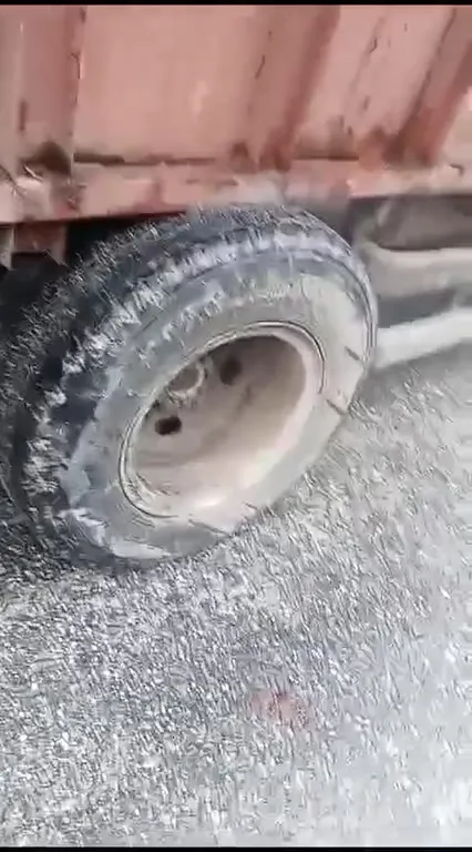 Уставшее колесо грузовика