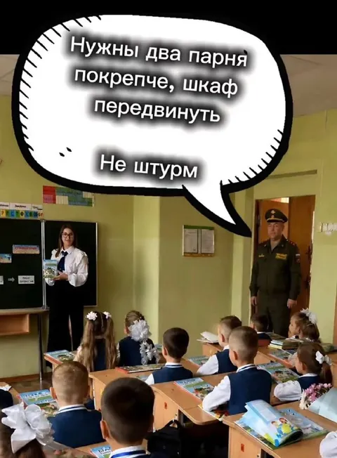 Два парня передвинуть шкаф