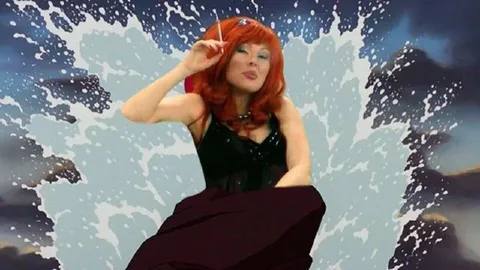 Девушка за всплеском воды