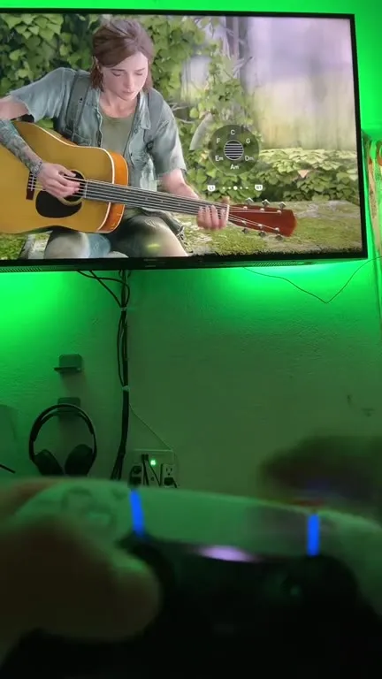 Элли играет на гитаре