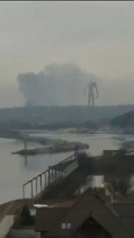 Сиреноголовый у реки