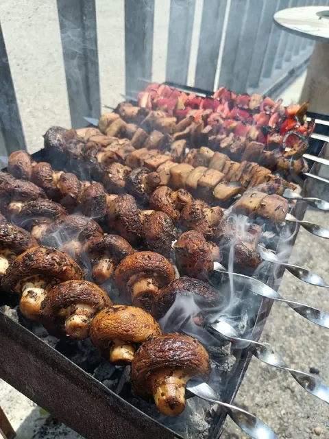 Шашлык из грибов на мангале