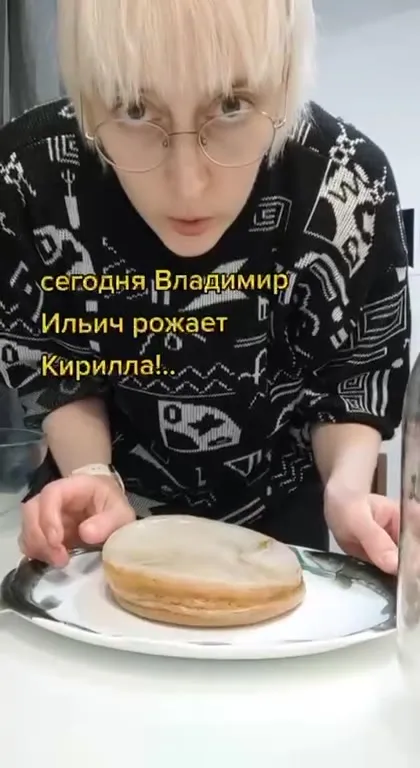 Кирюша-красавец и праздничный торт
