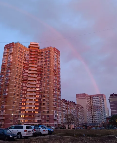 Радуга над многоэтажками
