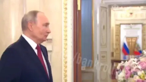 Путин пытается не рассмеяться