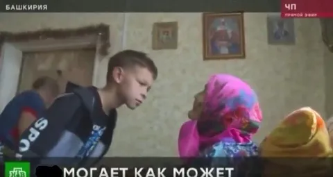 Помогает как может