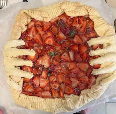 Пирог с клубничными пальцами