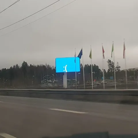 Грустный экран на дороге