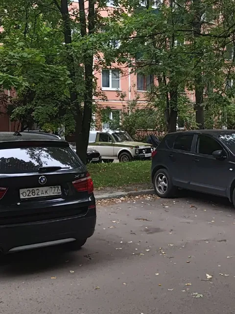 Старая Лада среди BMW