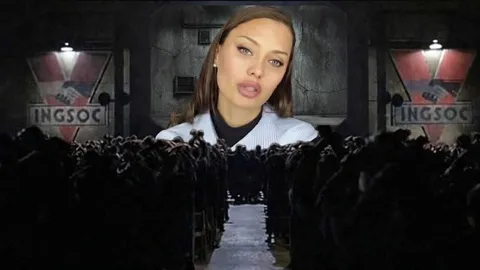 Женщина перед толпой
