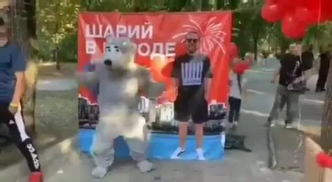 Медведь танцует на митинге Шария