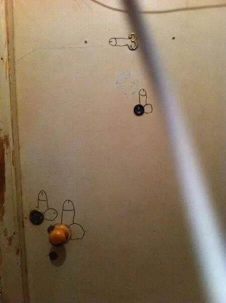 Фигурки на стене из булавок