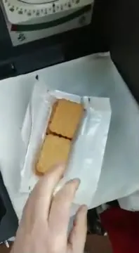 Ворона и кусочек хлеба