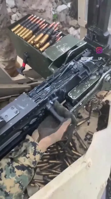 Солдат чинит пулемёт рукой