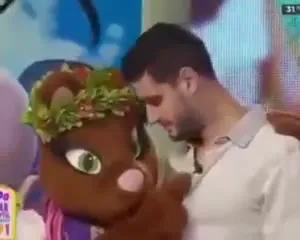 マスコットを撫でる先輩