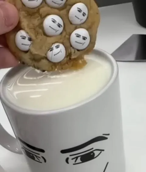 Печенье с безразличными лицами