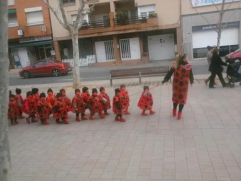 Desfile de pequeños dálmatas