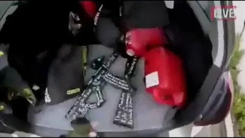 Красные перчатки в машине