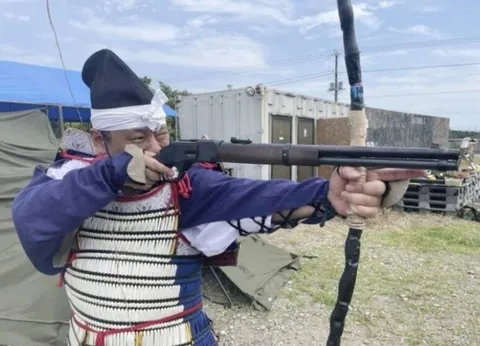 Лучник с необычным оружием