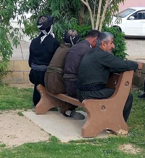 Мужчины в масках на скамейке